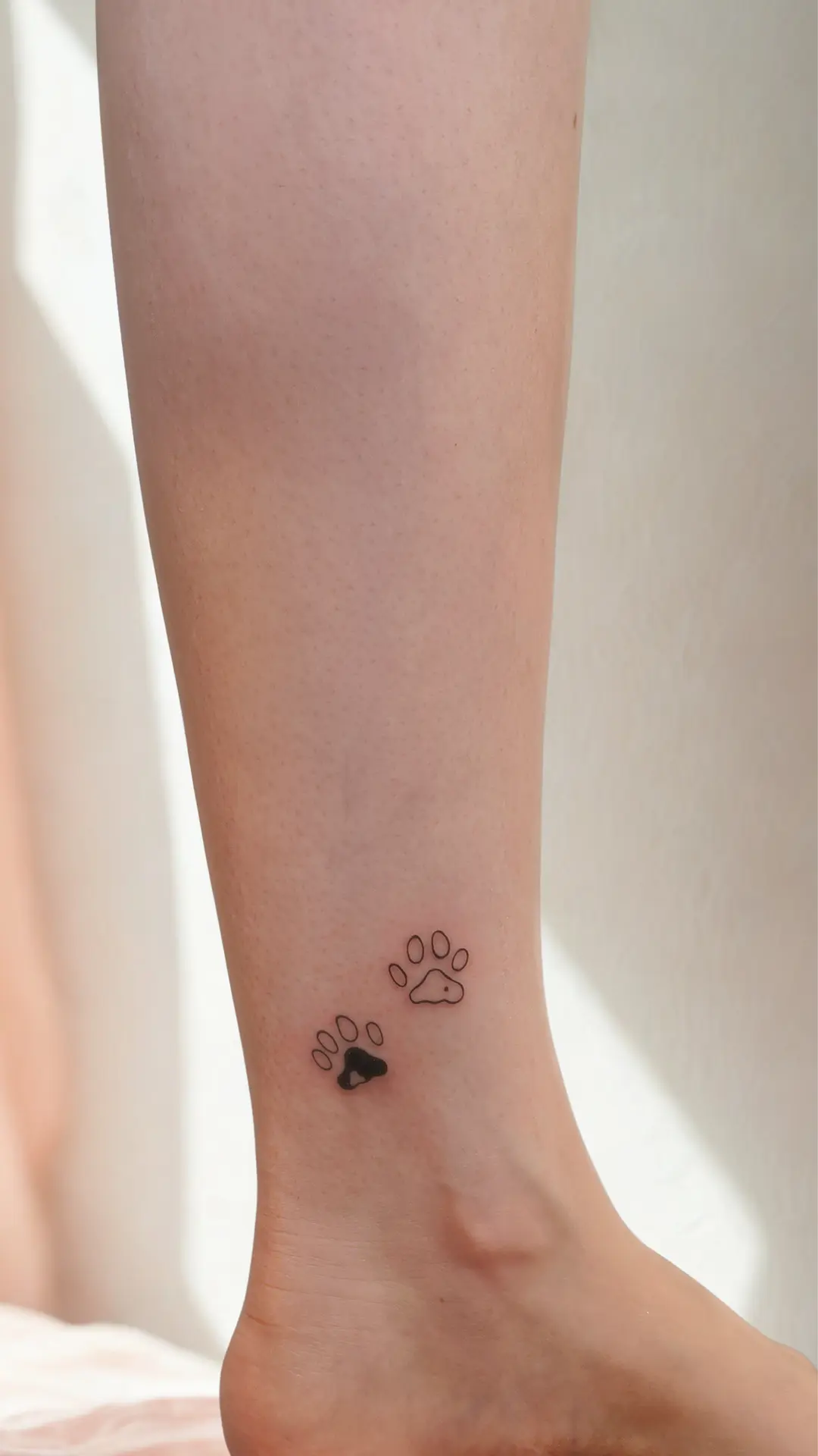 mini-tattoos patte de chat tatoué sur la cheville