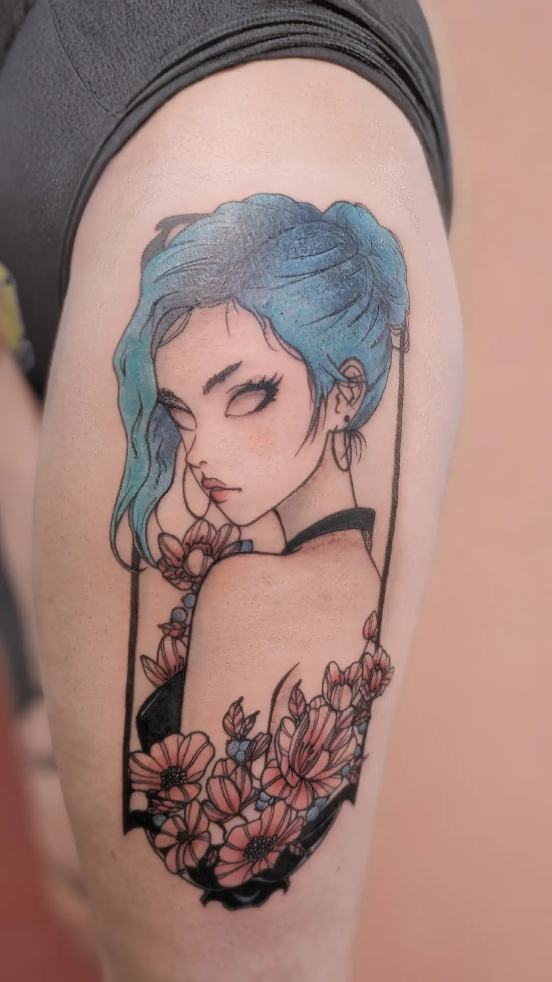 Gros tatouage sur la cuisse, motif visage feminin floral et ornemental en Fine Line.