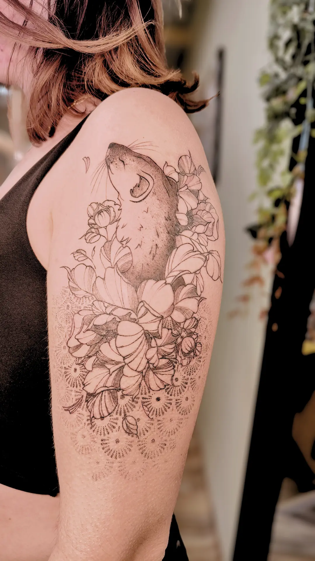 Tatouage Fine Line et Dotwork sur le bras, motif ornemental, mandala dotwork et animaux.